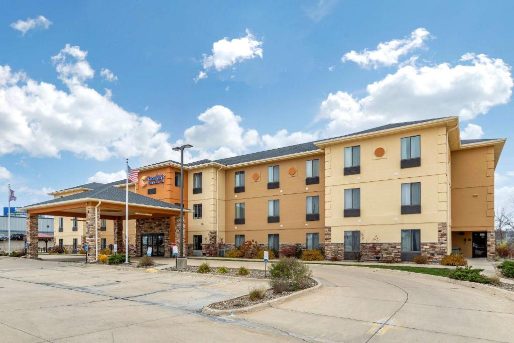 Comfort Inn & Suites Cedar Rapids North - Collins Road Main image 1